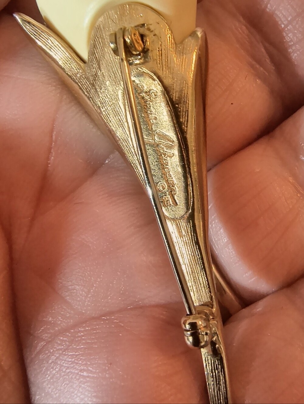 Vintage Ginnie Johansen 1988 Calla Lily Brooch Gold Plated Cream Resin Signed - Picture 9 of 10